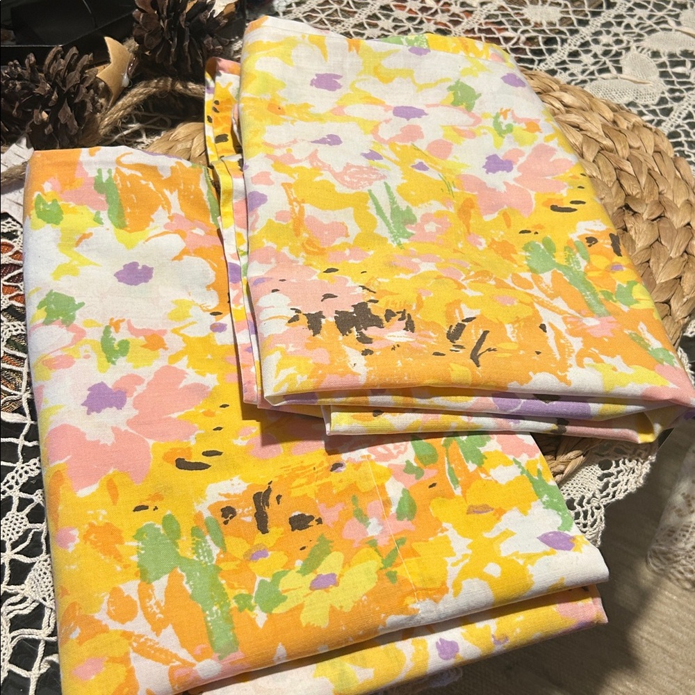 Two Matching Vintage 1960’s/1970’s Fashion Manor Standard Floral Pillowcases - Picture 2 of 13